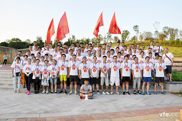 恒力長跑隊(duì)周年賽事完美結(jié)束,公司全體人員合影留戀 恒力長跑隊(duì)周年賽事完美結(jié)束,公司全體人員合影留戀